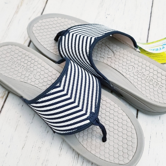 Baretraps "Dasie" Wedge Thong Sandals - Picture 4 of 6